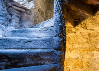 چرا در قرون وسطا راه پله های قلعه ها و برج ها مارپیچی ساعت گرد بودند؟ چرا در قرون وسطا راه پله های قلعه ها و برج ها مارپیچی ساعت گرد بودند؟